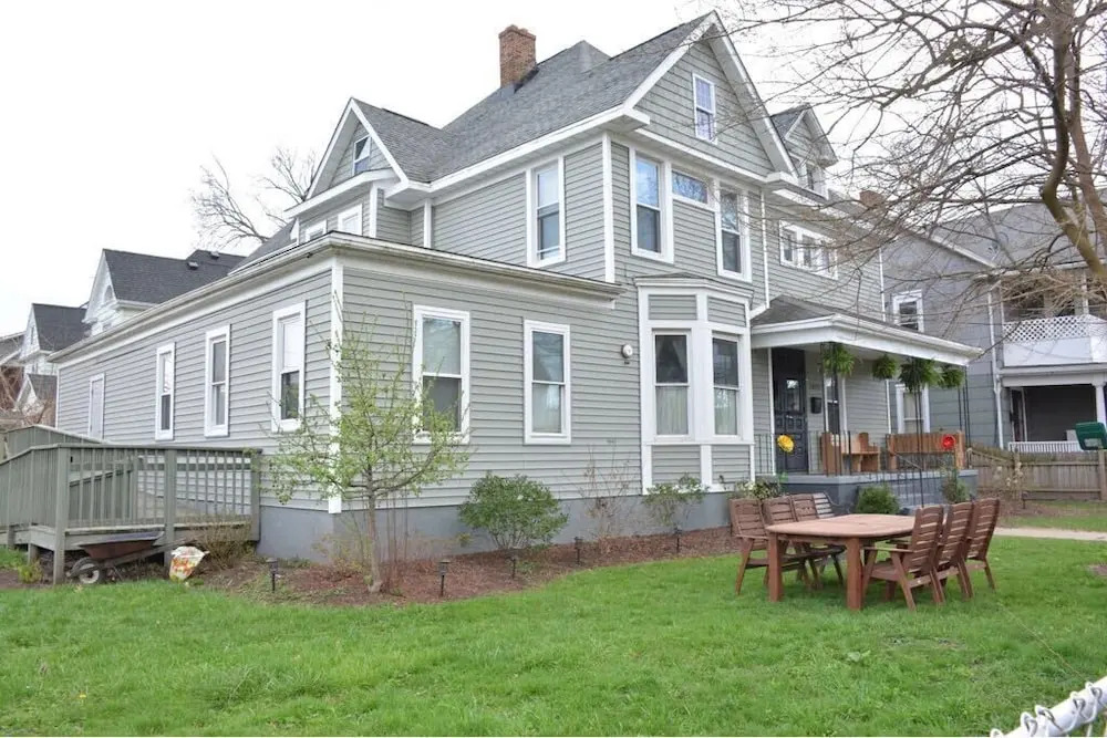 THE 1023 With Private Yard & Parking, Near Falls & Casino by Niagara Hospitality