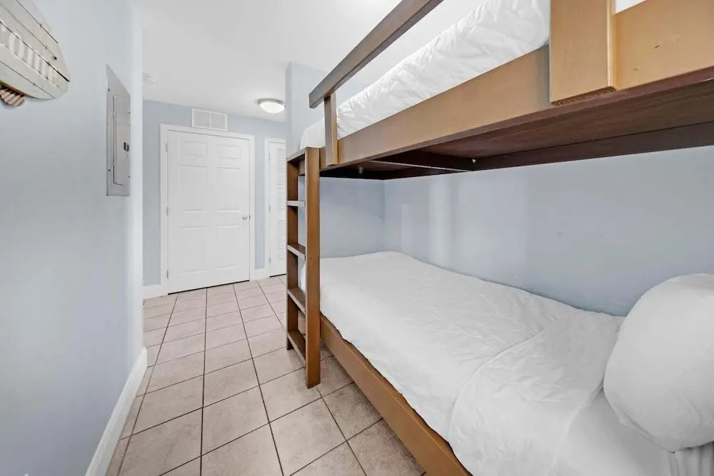 Laketown Wharf 1120