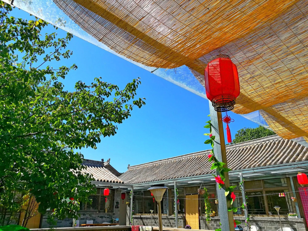 Beijing Badaling Great Wall Caos Courtyard guesthousel 1Private english tour guide 2Pick up&Drof off &landmark visiting serivice3Very near to Badaling Great Wall4Offer free beijing travel guide5Traditonal Chinese courtyard