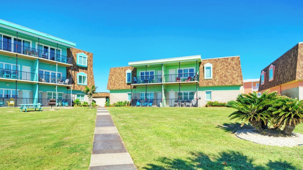 2 Condos Beach Access, 2 Pools, Pickleball & Tennis Island Retreat Complex