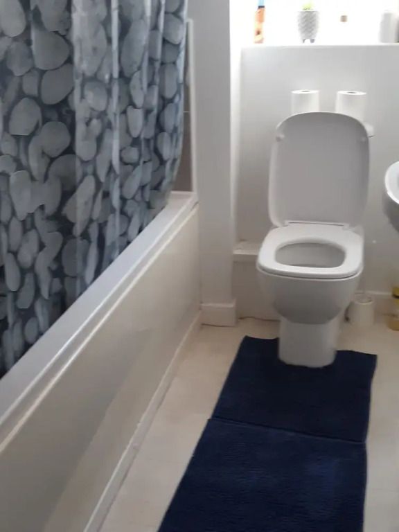 3 Bed House - Sleeps 4 - Parking - Wifi