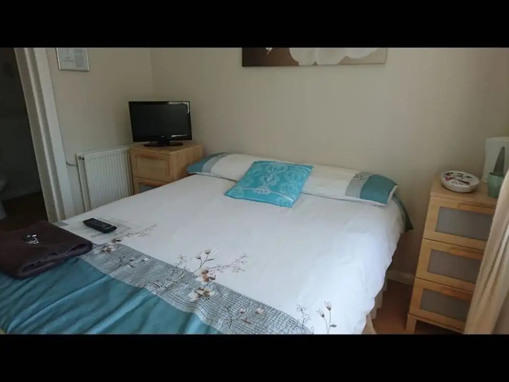 En suite shower room Double room with 1 double deyr