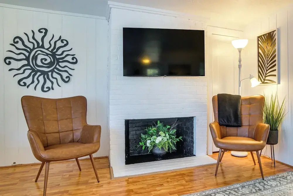 Steps to Eats & Craigville Beach! Cape Cod Cottage