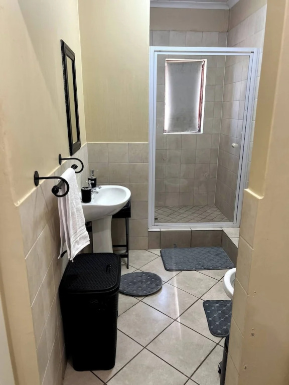 Cozy 3 Bed Duplex ,sleeps 6 With Double Bathroom