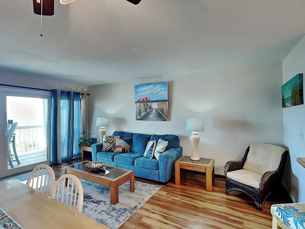 Oceanfront Condo with pool - Walk to the Tiki Bar