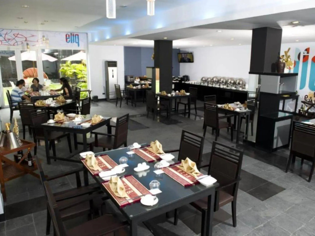 Avenue 64 Hotel