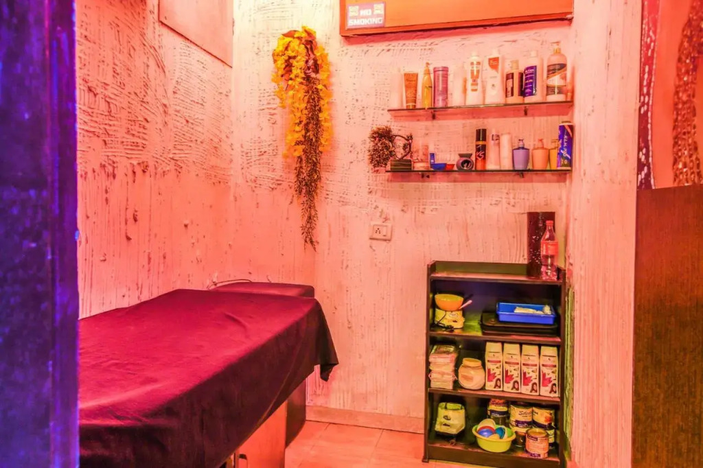 FabHotel White Klove - Nr New Delhi Railway Station