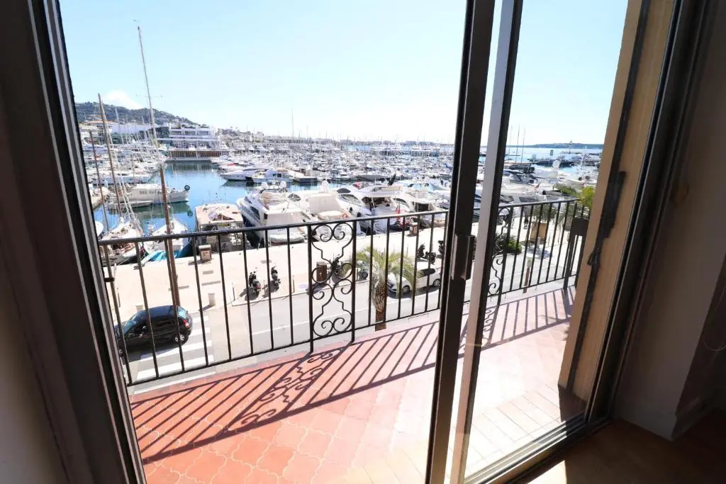 1 bedroom with direct view to the Old Port 267