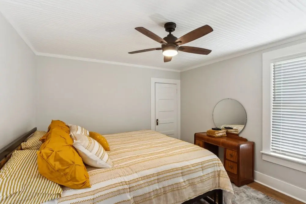 Charming Downtown Mccloud Retreat 2 Bedroom Home by RedAwning