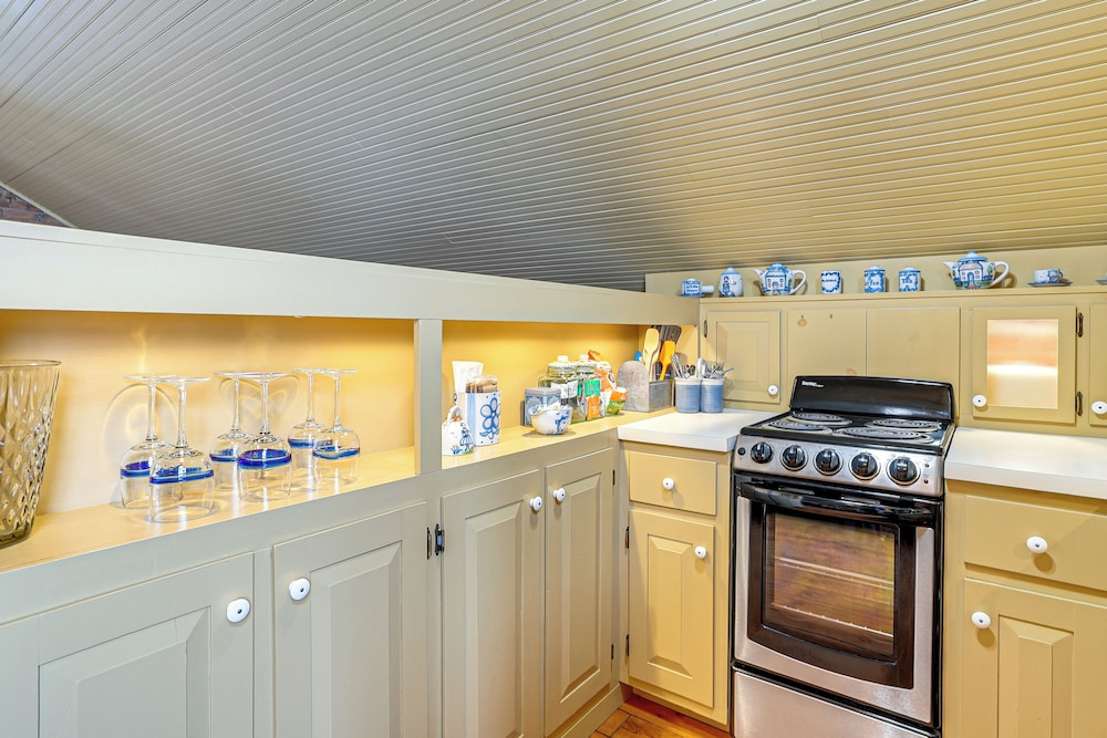 1 Block to Main St: 'second Street Carriage House'