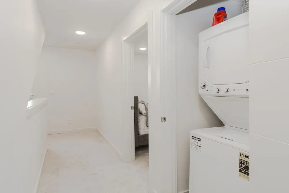 Urban Oasis Sleeps 8 Ultra Modern Condo