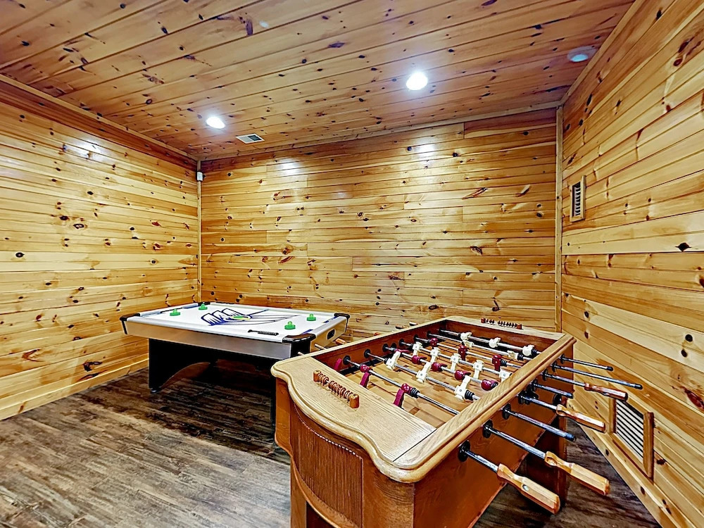 New Listing! 2 Luxe Mountain S, Sleeps 24! 7 Bedroom Cabin
