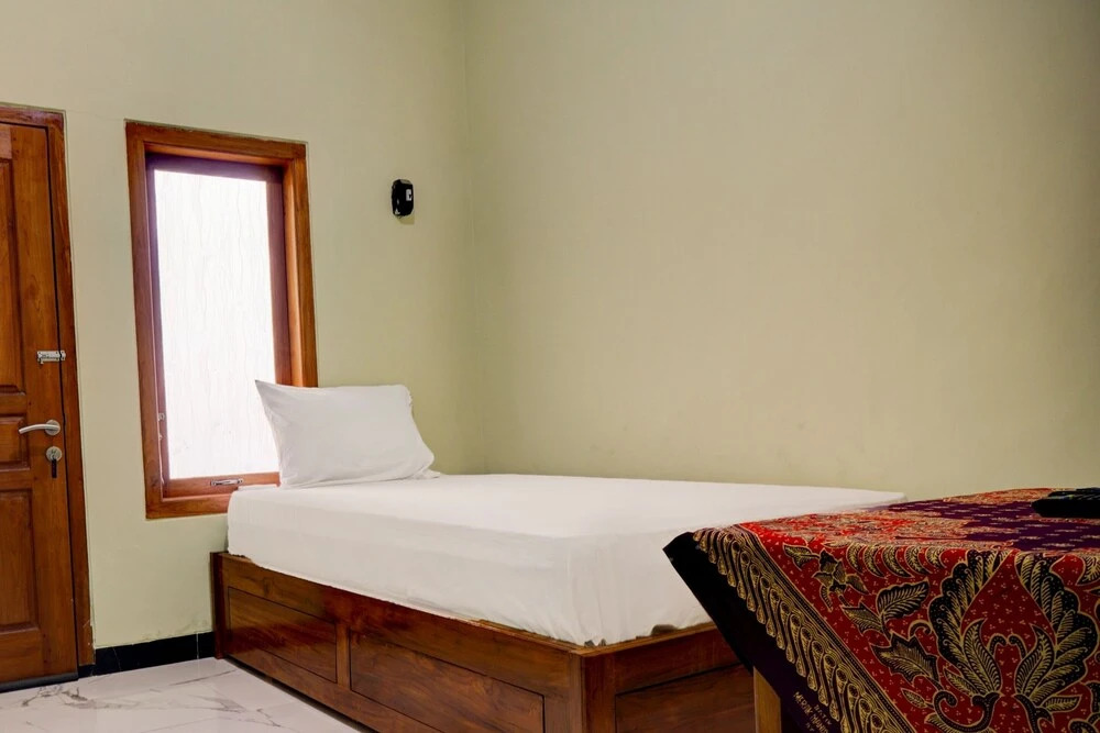 OYO Life 92922 Kost Bu Mala 1 Syariah