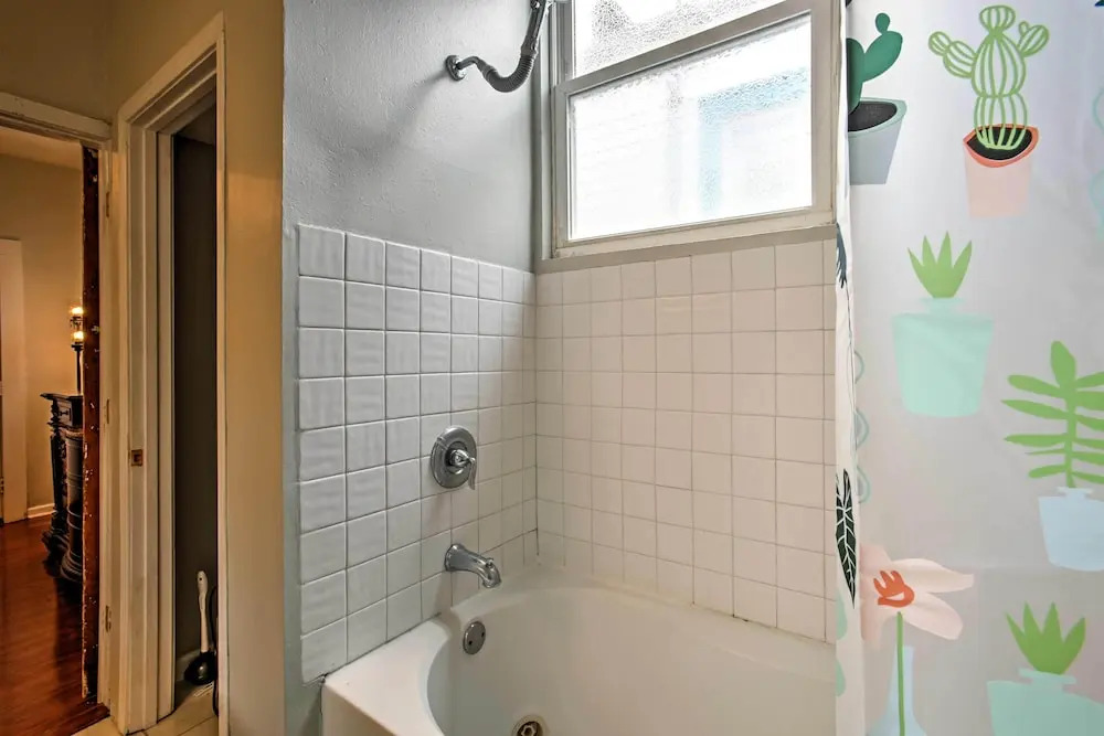 5 Mi to Bourbon Street: Central Nola Home