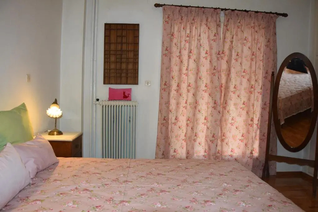 Spacious, big apartment for 6 persons in the center of Athens