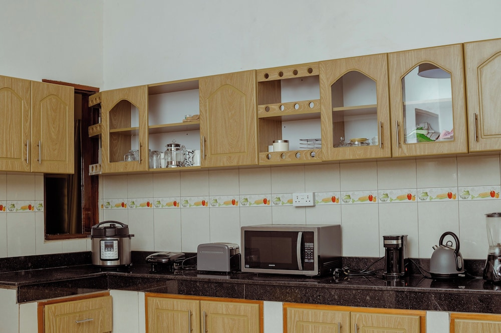 Kampala 5-beds, Sleeps 8 With Garden & Parking