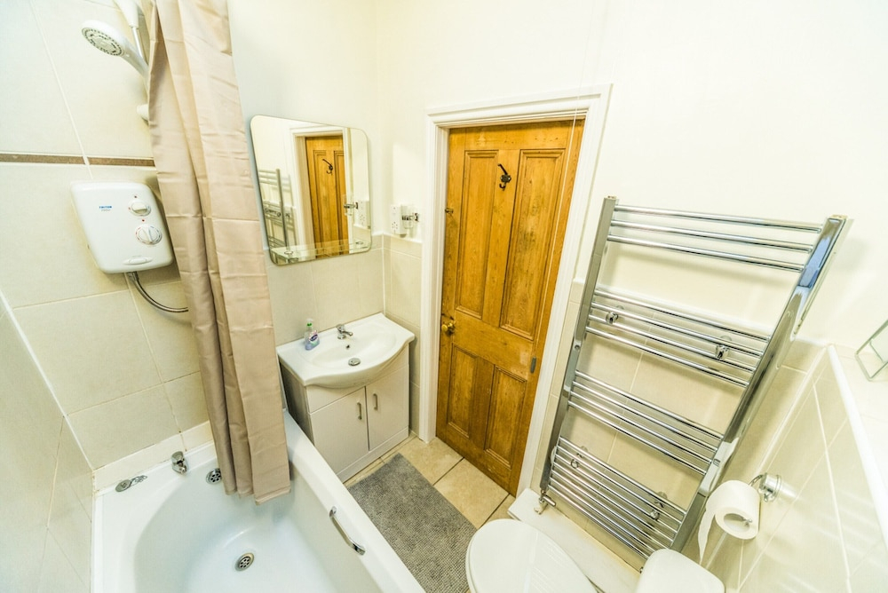 Hillside Cottage in Matlock, No Deposit