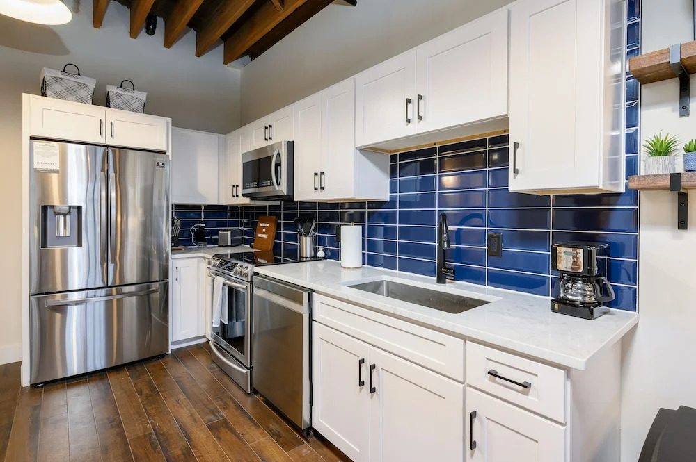New Listing! Chic W/ Pool & Rooftop Deck 1 Bedroom Condo