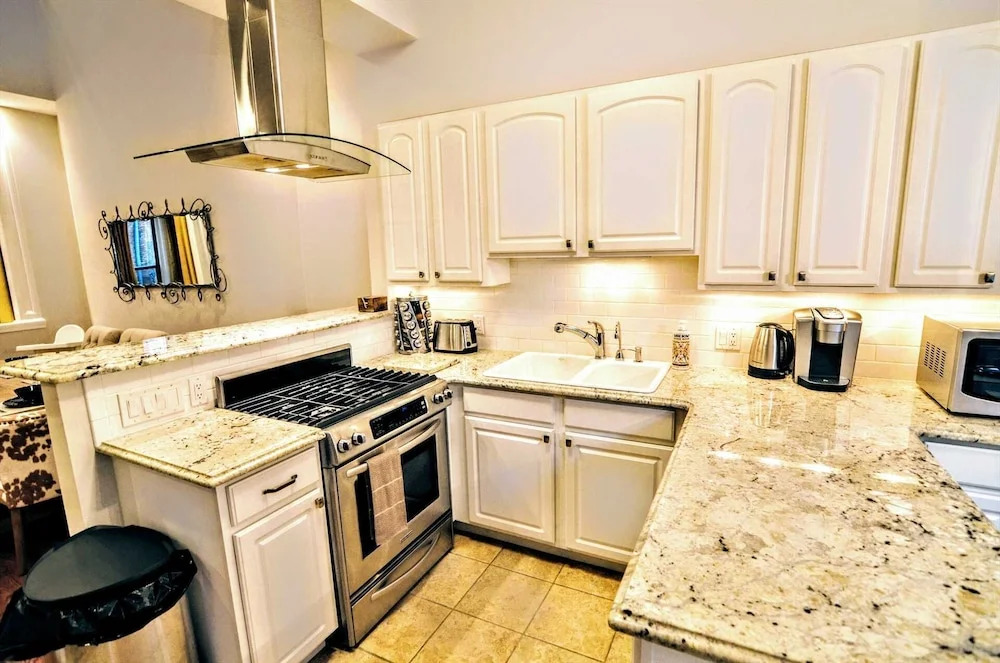 Massive Foggy Bottom Townhouse #1084 3 Bedrooms 2.5 Bathrooms Apts