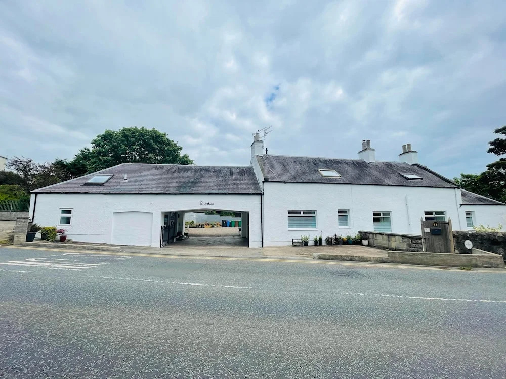 5 Bedrooms/sleeps 10-12/free Wifi & Parking/garden