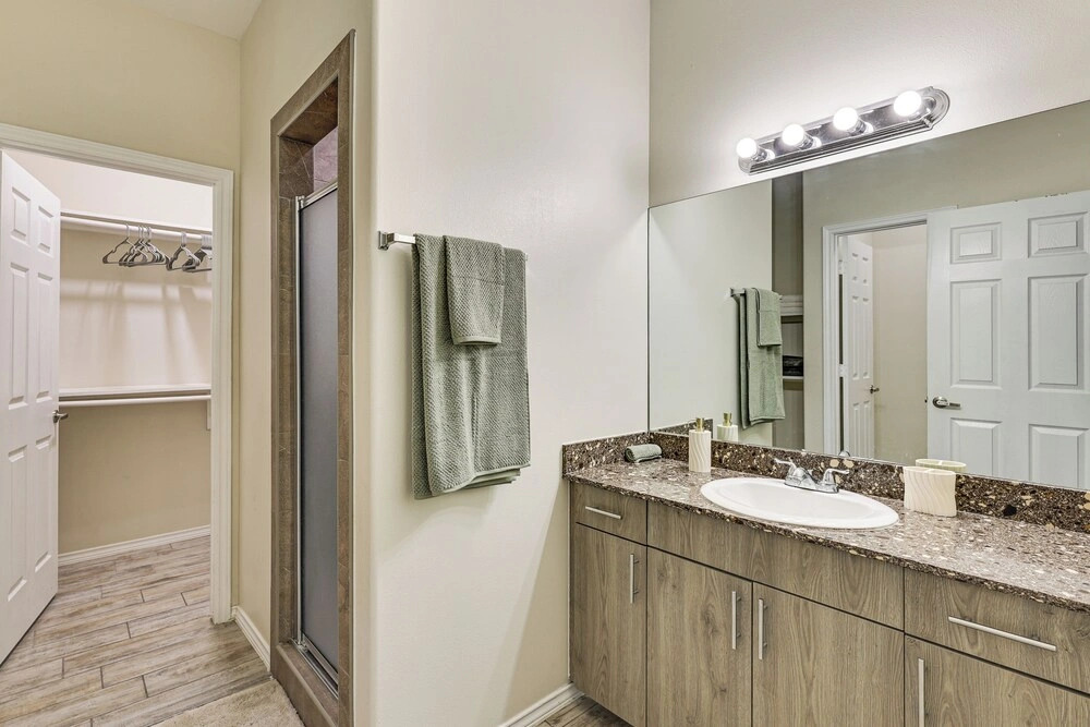 2 Mi to DHR Health: Commuter-friendly Pharr Apt