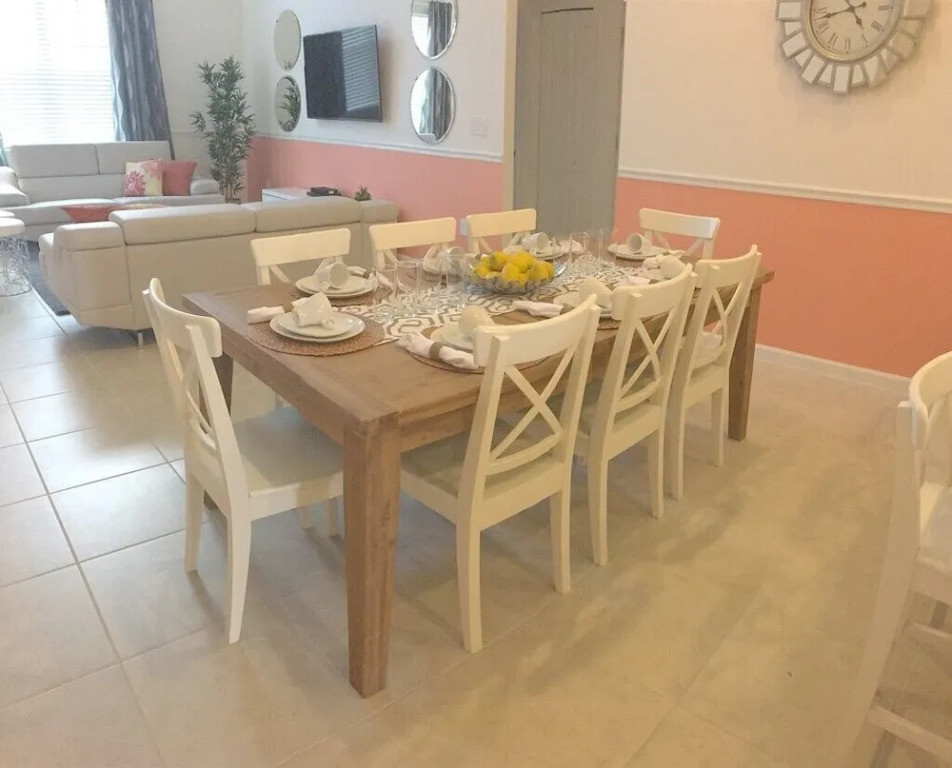 Beautiful 4 Bedroom Home Accommodates 10 Guests Home
