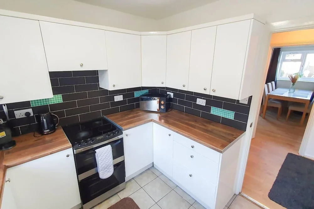 Impeccable 4-bed House in Cheltenham