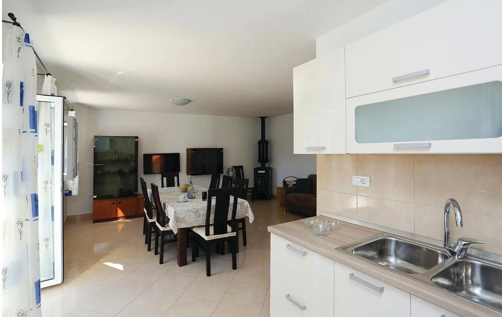 Three-Bedroom Holiday Home In Pucisca