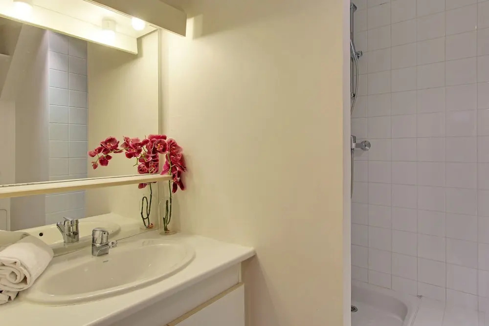 S09278 - Studio with patio for 3 people, Grand Boulevards