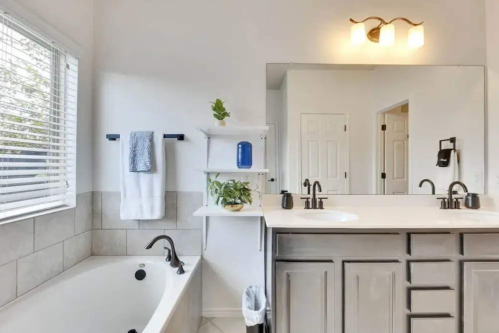Luxury 4BR 2 5BA Home EV Charger Pool Access