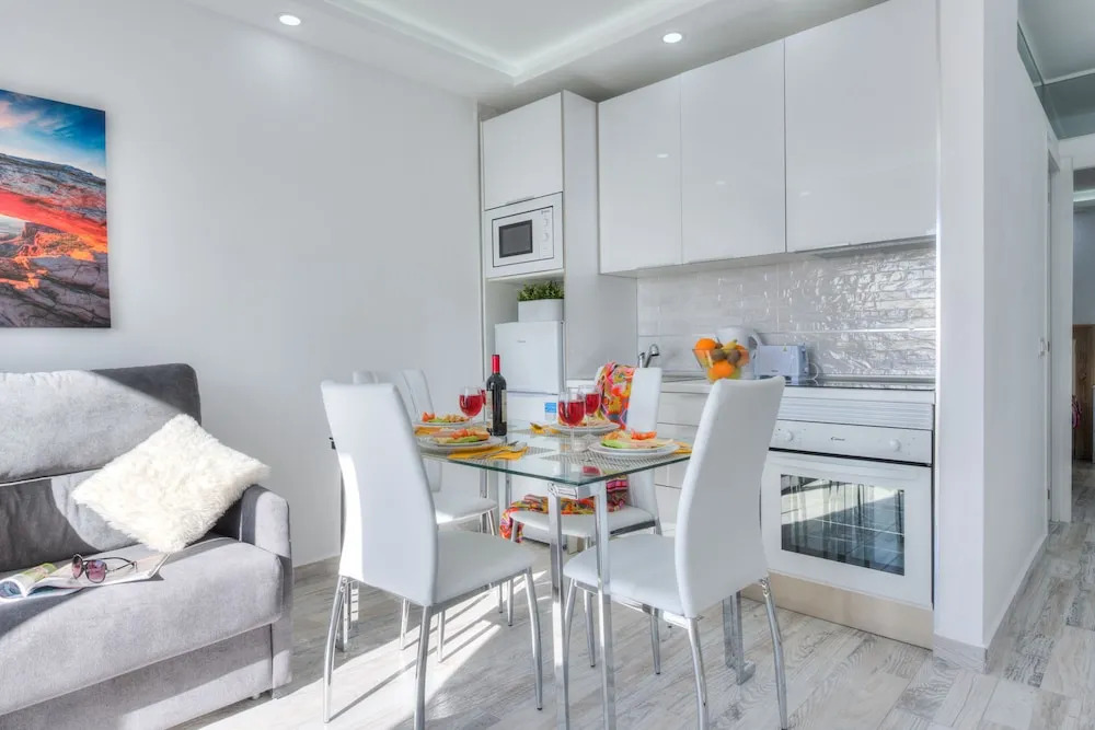 Tidy Apartment, Small Terrace and Air Conditioning
