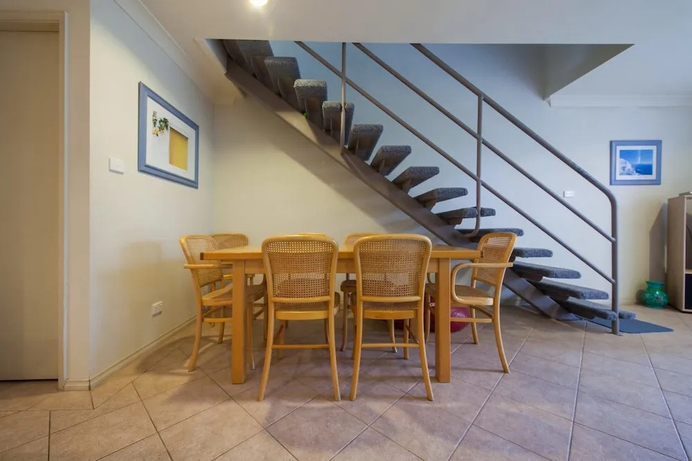 Kristie Court 2, 7 Weatherly Cl close to the beach with WiFi