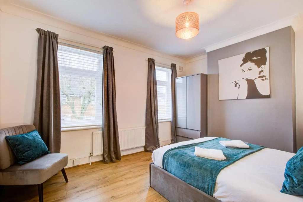 Cosy 2 Bed House in Leyton - Close to Vibrant East Village, Westfield, Olympic Park and the Canals