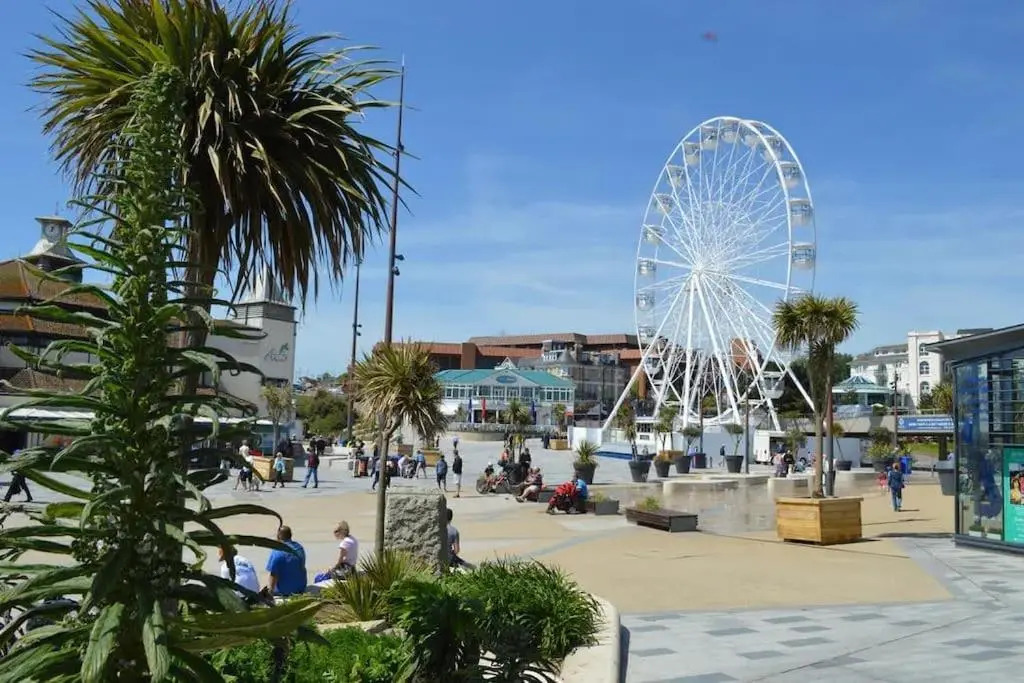 Bright, Vibrant New 1 Bedroom Town Centre Parking