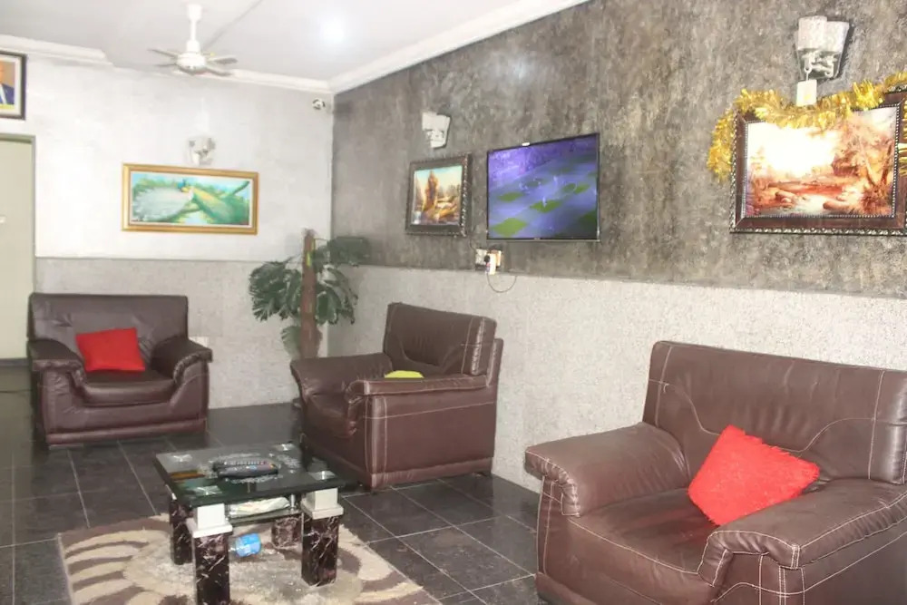 De Milton Hotel and Suites