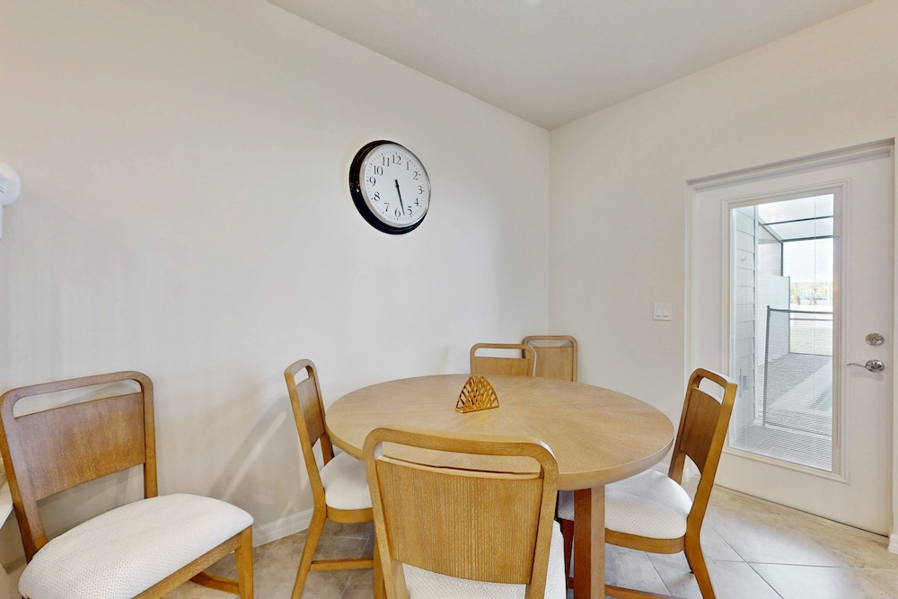 Beautiful Home With Private Pool, Space for the Whole Family & Pets