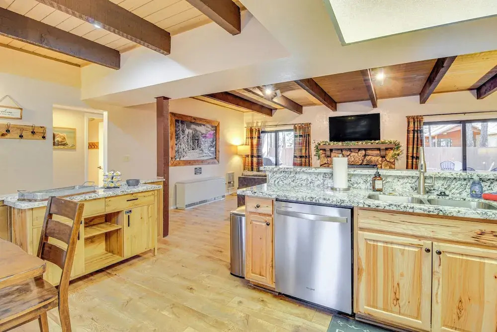 7 Mi to Rainbow Lake: Pinetop Condo w/ Patio!