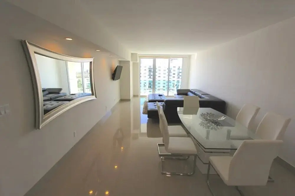 1 Bedroom + Den Bay View Apartment Or1610