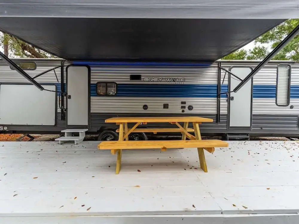 RV in Tampa Great Location Cost pet Friendly