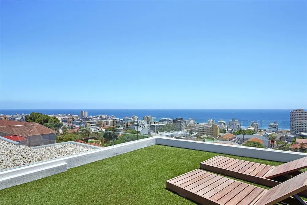 Bright 2bed in Sea Point w Sea Views Helio Haven