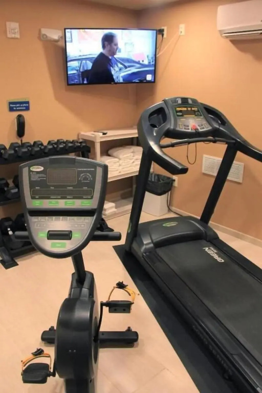 Castle Rock Inn & Suites