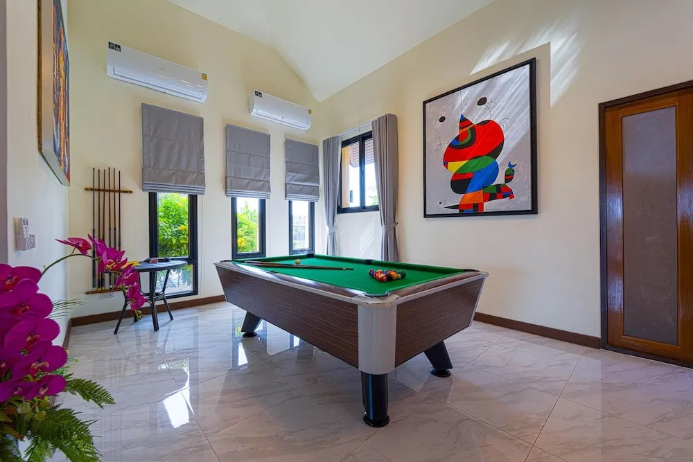 Luxury 5 Bedroom Villa Close to Beach SRS