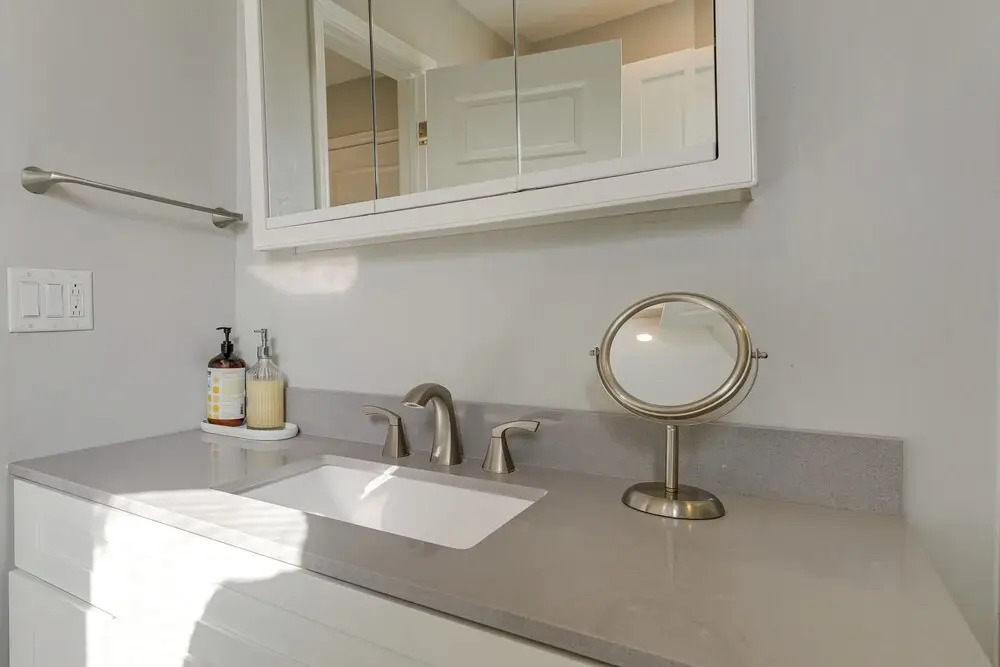 2 Mi to Old Town Scottsdale: Sleek Apartment