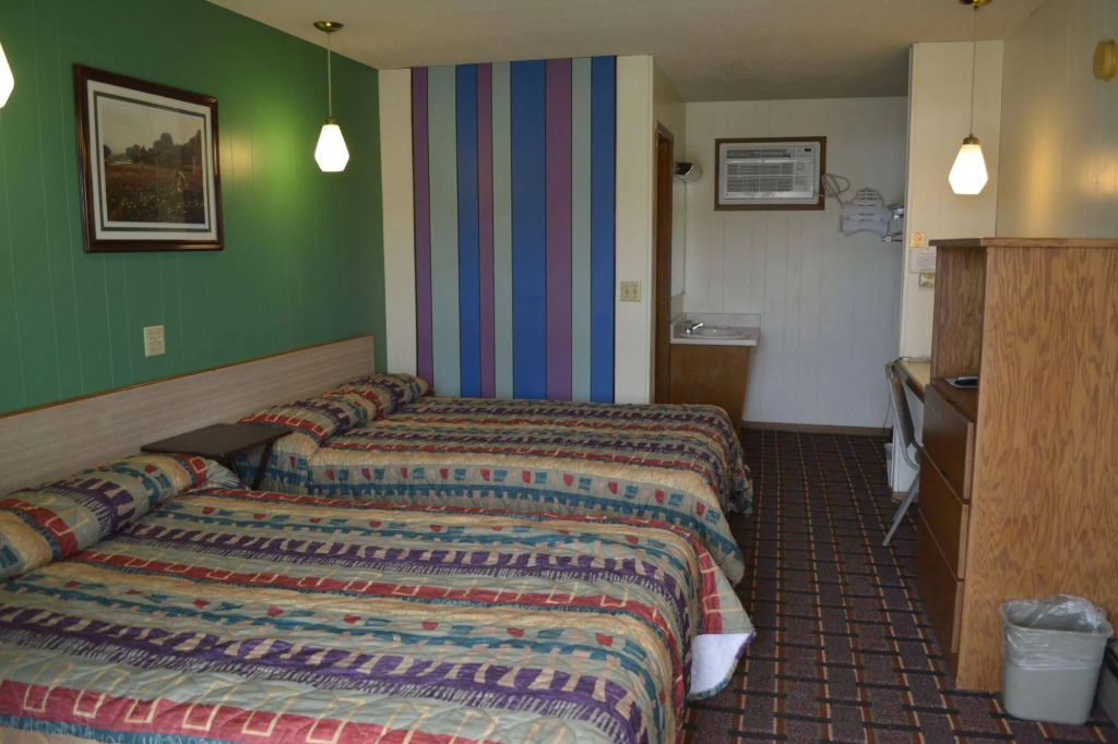 Edgetowner Motel