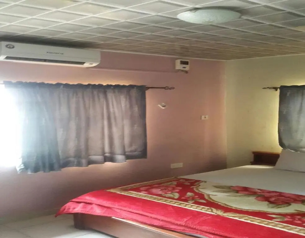 Hotel C & M