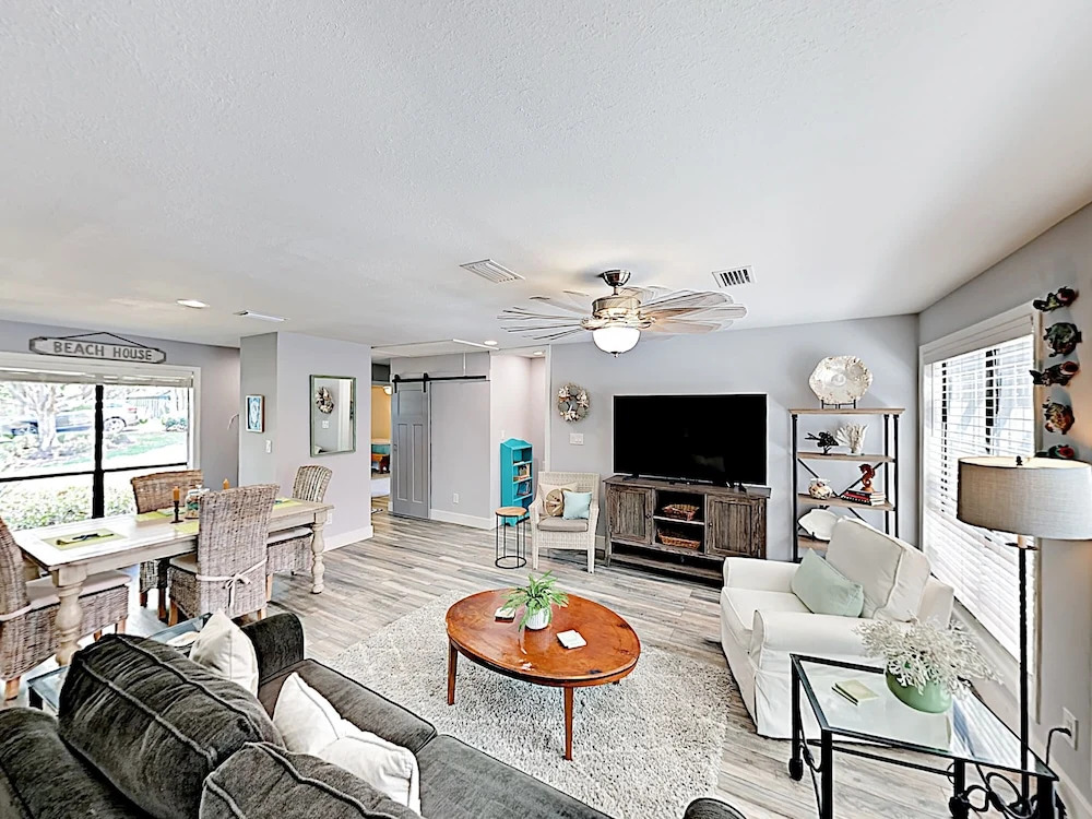 Luxe Gem W/ Golf Cart & Two Bikes As Of August 1st 2 Bedroom Home