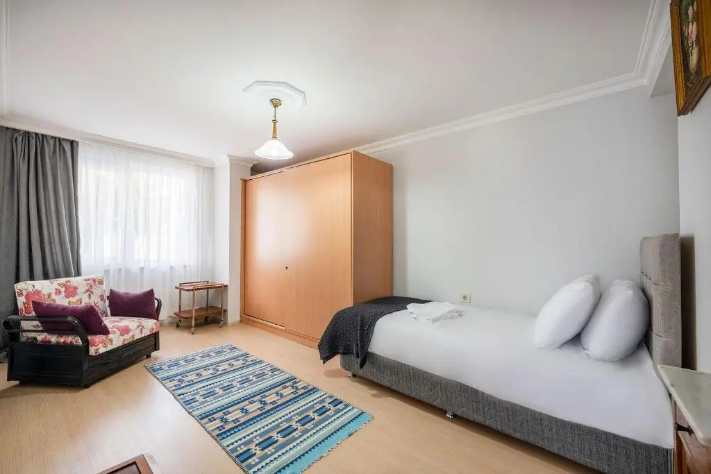Cozy Flat with Balcony Close to Public Transportation in Konyaalti, Antalya