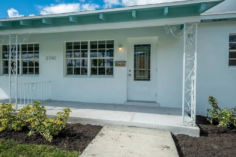 Beachy Blues Apt A, Downtown, Shops, Cafes & Beach, Dog Friendly