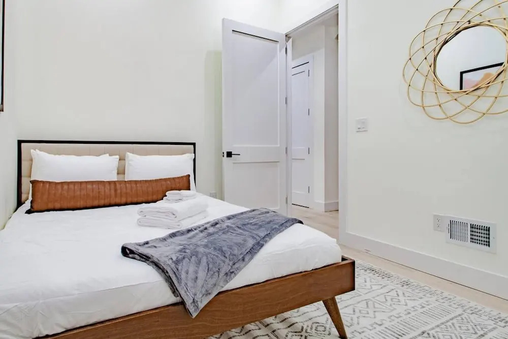 Vibrant 2 br Luxe Flat Adjacent Eastern Market Walk to Metro Barracks Row Capitol Hill