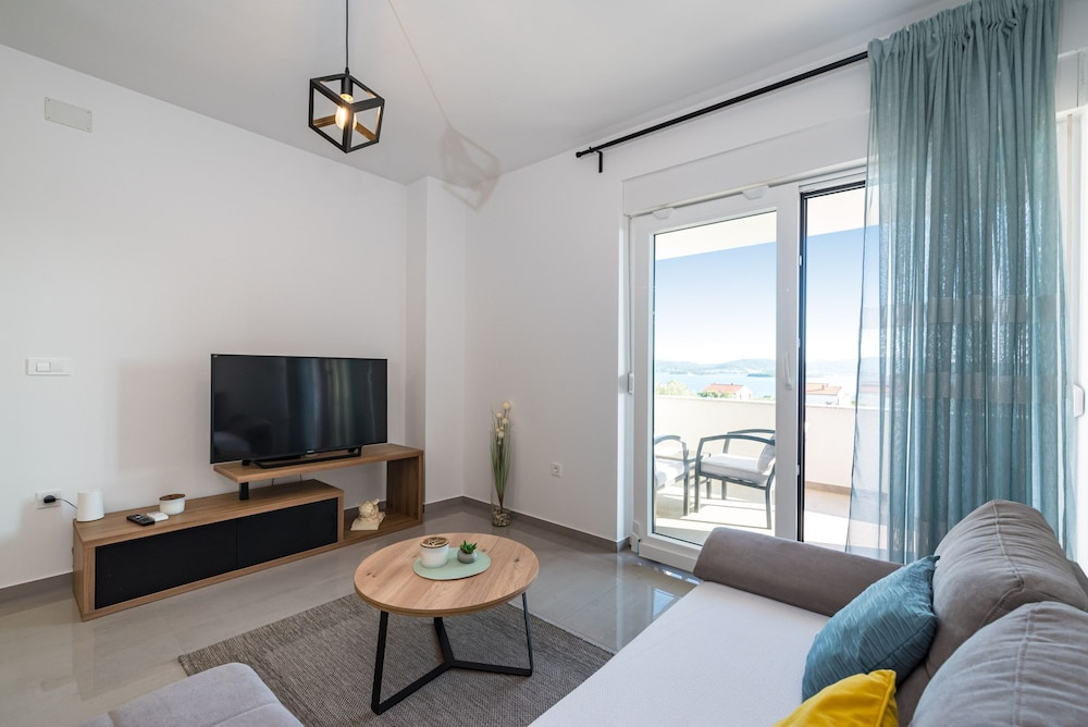 Apartment Vista Mare 2 With Heated Pool